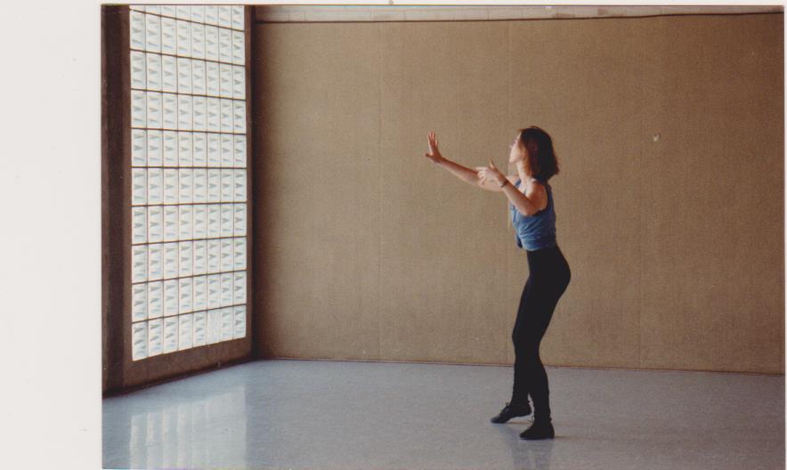 eine junge Frau tanzt in einer Sporthalle
