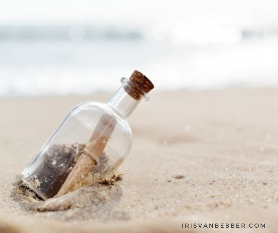 eine Flaschenpost im Sand