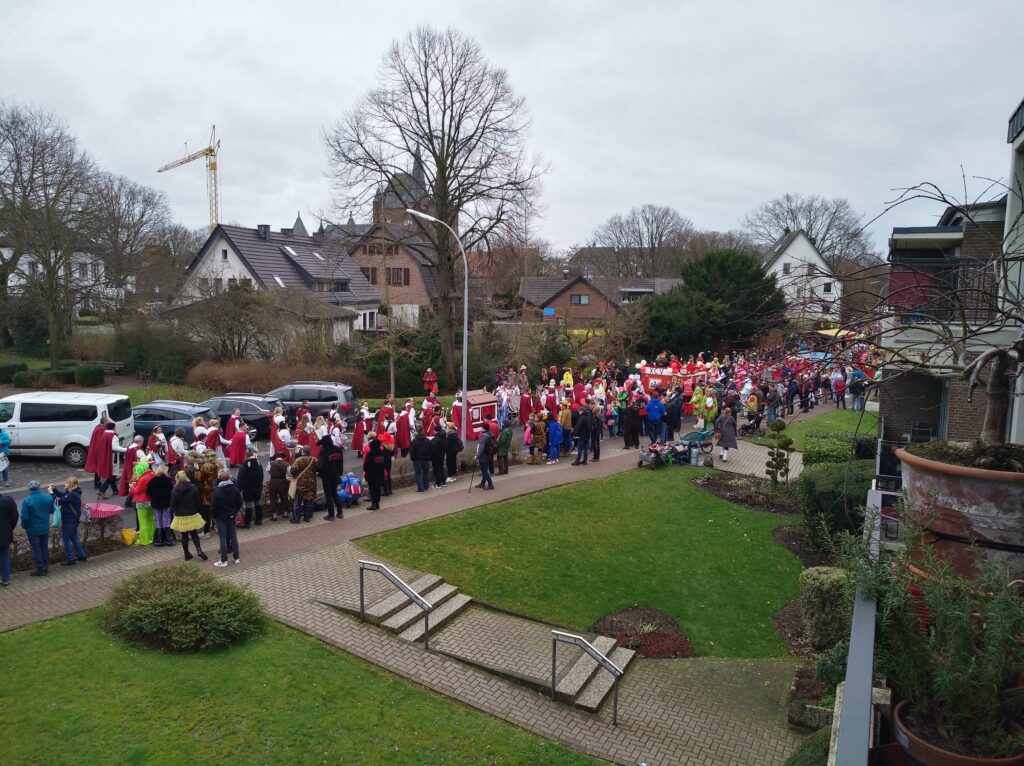 Karnevalszug in Xanten, sammelt sich gerade und zieht Richtung Innenstadt