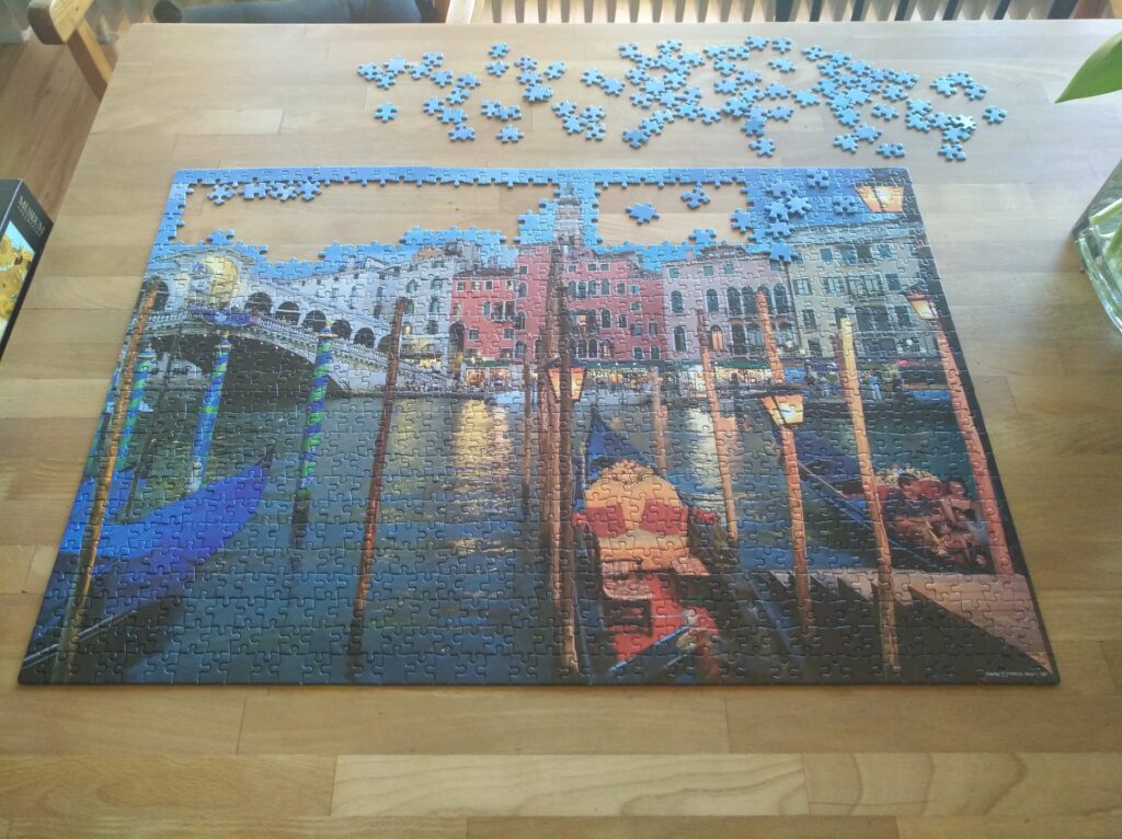 ein Puzzle aus 1000 Teilen fast fertig, eine venezianische Stadtansicht, nur der Himmel fehlt noch