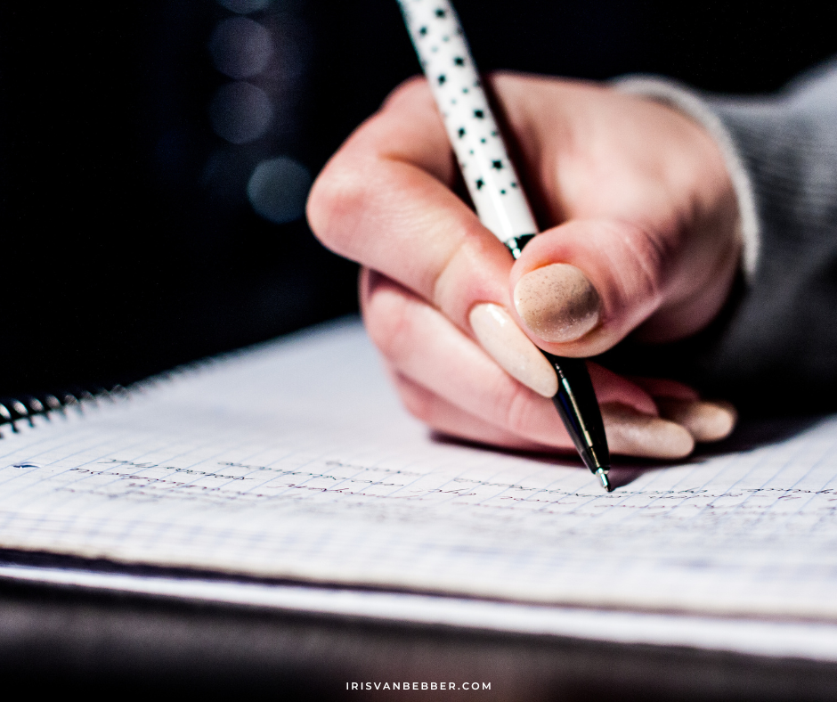 eine Hand mit einem Stift beim Journaling oder Tagebuchschreiben