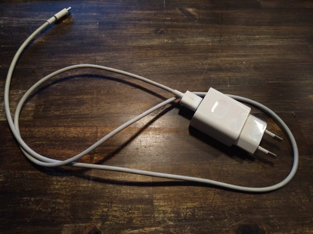 Handy Ladekabel auf einem Holztisch