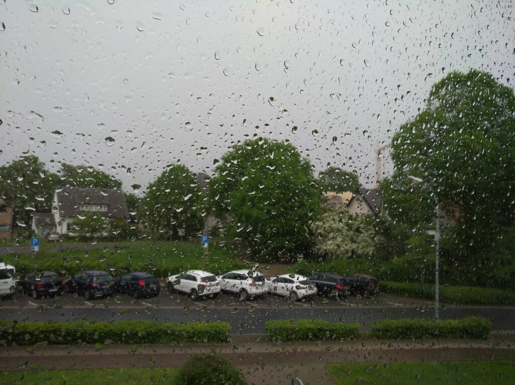 Blick aus einem regennassen Fenster