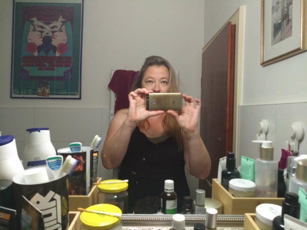 Selfie im Badezimmerspiegel für 12 von 12 im Juni 2023