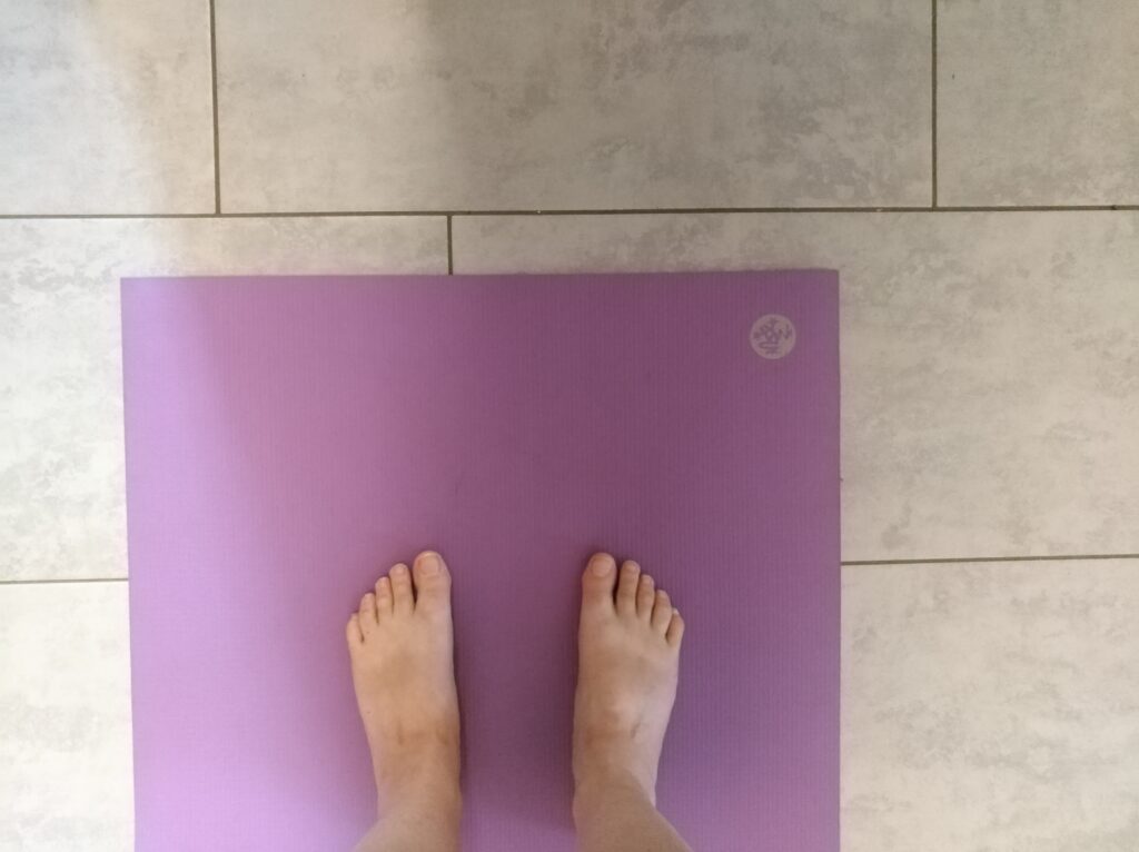 zwei Füße auf einer Yogamatte