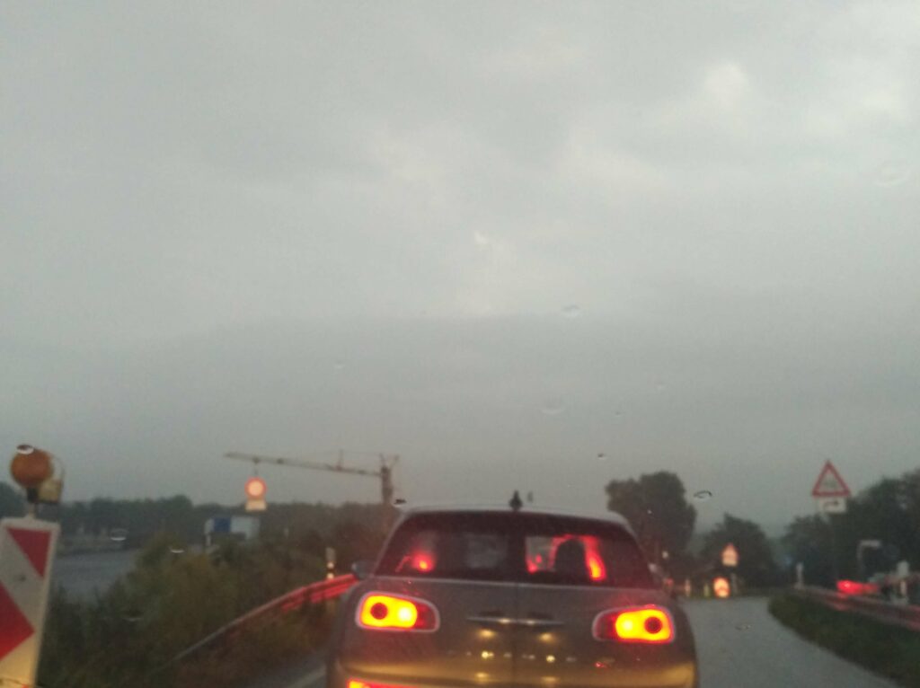 graues Regenwetter autos auf der Straße