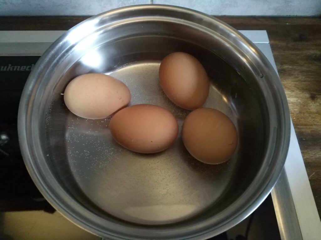 vier Eier in einem Topf
