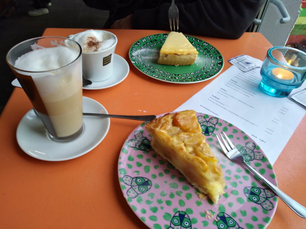 Apfelkuchen, Käsekuchen, Latte Machiatto, Capuccino